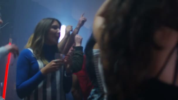 Party Szczęśliwy Tłum Picia Potańczyć Klubie Nocnym — Wideo stockowe