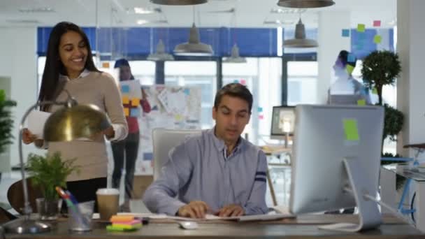 Designer Trabalhando Sua Mesa Escritório Criativo Conversando Com Colega — Vídeo de Stock