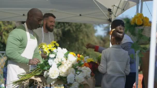 Vriendelijke Kraam Houders Bloemen Verkopen Aan Klanten Boerenmarkt — Stockvideo