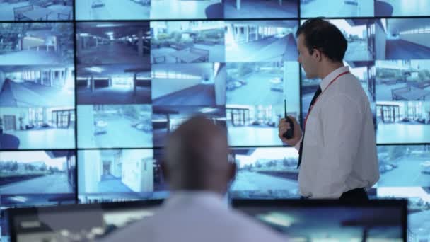 Felügyeleti Csapat Figyeli Cctv Képernyők Reagál Gyanús Tevékenység — Stock videók