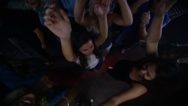 High Angle Vista Festa Multidão Dançando Clube Olhando Para Câmera — Vídeo de Stock