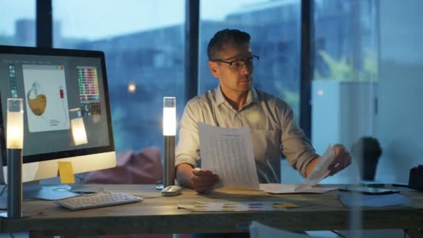 Designer Trabalhando Até Tarde Escritório Trabalhando Computador Fazendo Chamada Telefônica — Vídeo de Stock