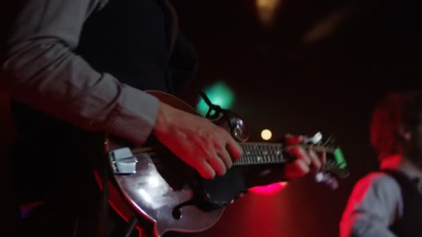 Man Met Mandoline Spelen Met Band Het Podium — Stockvideo