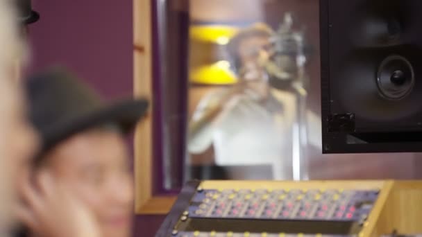 Команда Professional Студии Звукозаписи Микширует Трек Мужчиной Вокалистом — стоковое видео