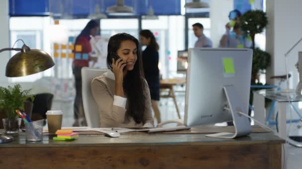 Ontwerper Praten Mobiele Telefoon Haar Bureau Met Collega Die Werken — Stockvideo