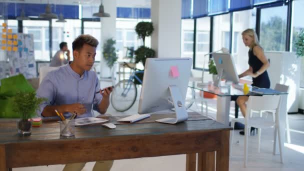 Empresário Falando Celular Sua Mesa Escritório Moderno Com Colegas Trabalhando — Vídeo de Stock