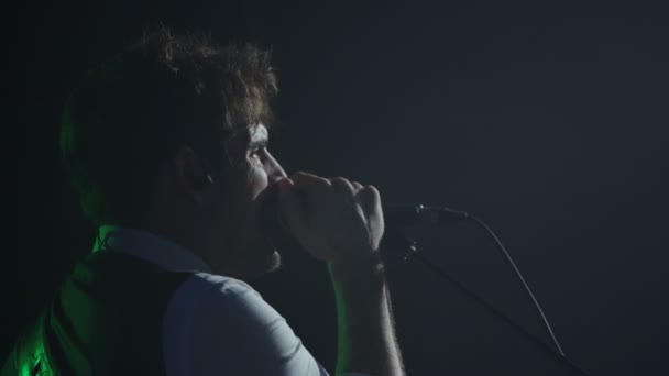 Man Live Zingen Microfoon Het Spelen Van Het Podium Slow — Stockvideo
