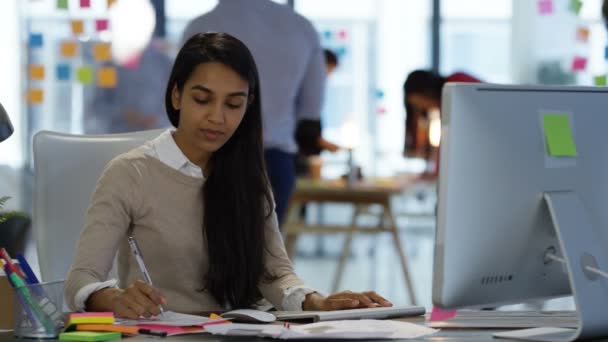 Portret Van Glimlachende Zakenvrouw Werken Bij Haar Bureau Met Collega — Stockvideo