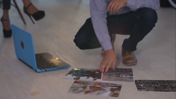 Modern Yaratıcı Ofis Fotoğraflarda Bakarak Tasarımcısı — Stok video