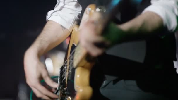 Vídeo Baixista Homem Tocando Vivo Guitarra Baixo Câmera Lenta Vídeo — Vídeo de Stock