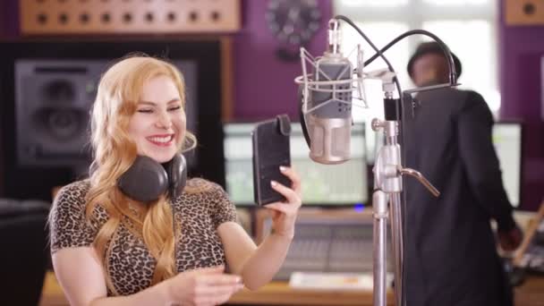 Vocalista Femenina Estudio Grabación Con Teléfono Móvil Para Videollamada — Vídeos de Stock