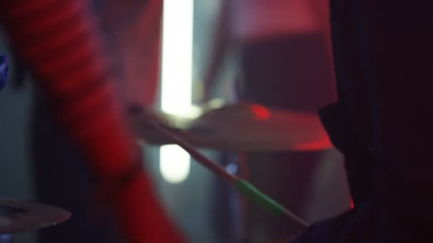 Live Band Fellépő Fiatal Nightclub Tömeg Közelről Dobos — Stock videók