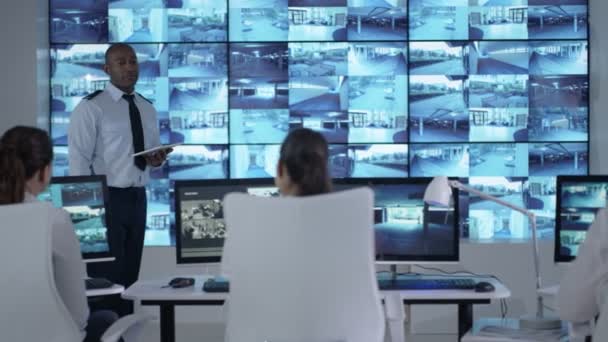 Security Officer Communicating Staff Observation Control Room — Stock Video