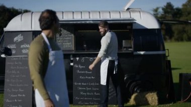 4k dış burger van duran sokak gıda tüccar gülümseyen portresi