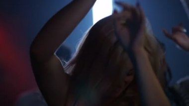 güzel kız kalabalık bir gece kulübünde dans 4k yakın çekim