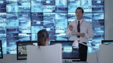 4 k güvenlik görevlisi kadrosu gözlem kontrol odasında ile iletişim