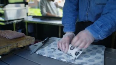 4 k Street gıda satıcı yapım sosisli müşteriler yaz festivali için.