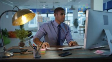 Bilgisayarda çalışan geç saatlere kadar ofiste, tasarımcı