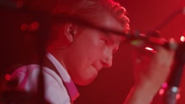 davul çalma ve shaker bandında canlı müzik etkinliğinde kullanarak davulcu