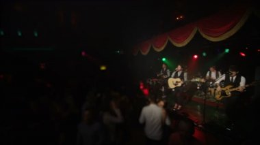 club sahnede canlı oynamaya müzisyen indie grubu