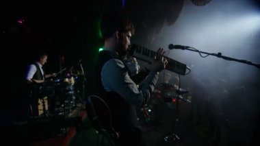 Kulüp, sahnede dostum Melodika ile yaşamak oynarken müzisyenler