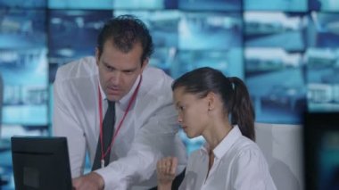 4 k güvenlik personeli ekranları izlemek ve gözlem kontrol odasında tartışıyor