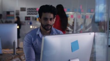 Yaratıcı tasarım ekibi modern ofis bir projede birlikte çalışma.