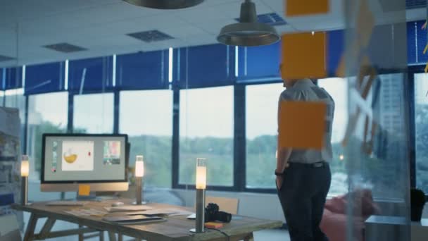 Tasarımcı Geç Saatlere Kadar Ofiste Bilgisayarda Çalışarak Telefon Görüşmesi — Stok video