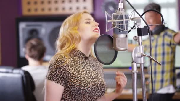 Produtores Música Estúdio Gravação Misturando Uma Faixa Com Vocalista Feminina — Vídeo de Stock