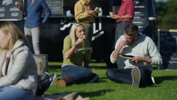 Felices Amigos Charlando Comiendo Comida Rápida Hamburguesa Van Evento Comunitario — Vídeo de stock