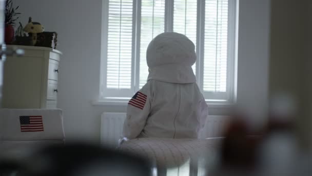 Young Heart Bejaarde Dame Gekleed Als Astronaut Haar Slaapkamer Een — Stockvideo