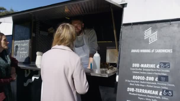 Веселый Продавец Продуктов Питания Фургоне Бургер Обслуживает Клиентов Общественном Мероприятии — стоковое видео