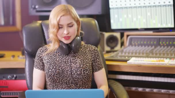 Unga Ljudtekniker Recording Studio Med Laptop Det Blandande Skrivbordet — Stockvideo