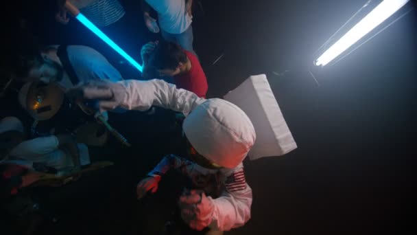 ナイトクラブの群衆のためのライブバンドで演奏4K高角ビュー面白い宇宙飛行士 — ストック動画