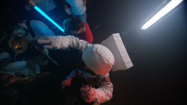 Lustiger Astronaut Mit Live Band Für Nachtclub Publikum — Stockvideo