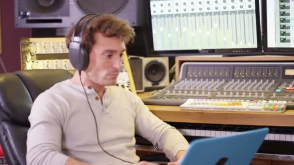 Jeune Ingénieur Son Studio Enregistrement Aide Ordinateur Portable Bureau Mixage — Video