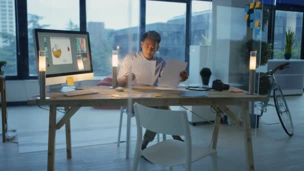 Designer Trabalhando Até Tarde Escritório Trabalhando Computador Fazendo Chamada Telefônica — Vídeo de Stock