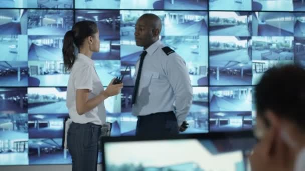 Güvenlik Takım Izlemek Cctv Ekranları Kontrol Odasında Memur Radyoda Konuşma — Stok video