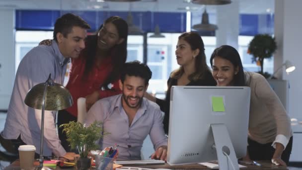 Equipo Diseño Creativo Feliz Mirando Computadora Colaborando Proyecto — Vídeos de Stock