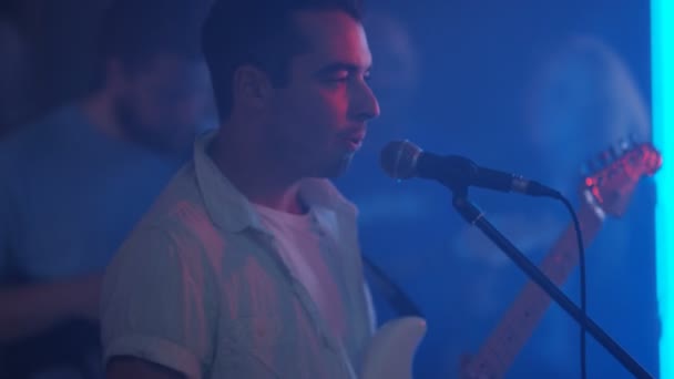 Banda Vivo Que Actúa Para Multitud Joven Discotecas — Vídeos de Stock