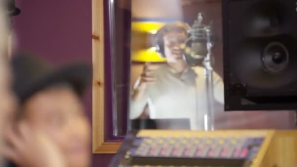 Equipe Profissional Estúdio Gravação Misturando Uma Faixa Com Vocalista Masculino — Vídeo de Stock