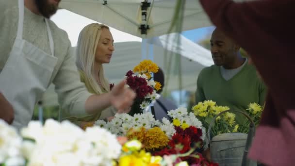 Clientes Alegres Que Compran Flores Frescas Mercado Aire Libre Del — Vídeos de Stock