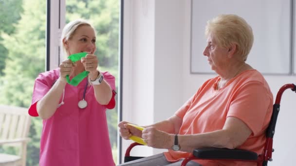 Yatılı Bakım Hemşire Yaşlı Bayan Tekerlekli Sandalyede Bazı Egzersizleri Direnç — Stok video