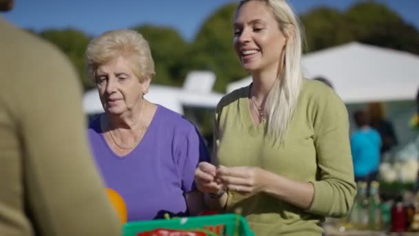 Veselým Zákazníci Nakoupit Čerstvé Produkty Trhu Zemědělců — Stock video