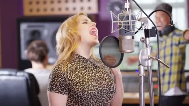 Producteurs Musique Studio Enregistrement Mélangeant Une Piste Avec Une Chanteuse — Video