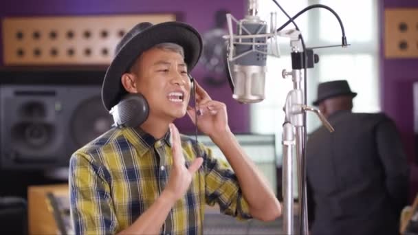 Vocalista Masculino Estúdio Gravação Cantando Microfone — Vídeo de Stock