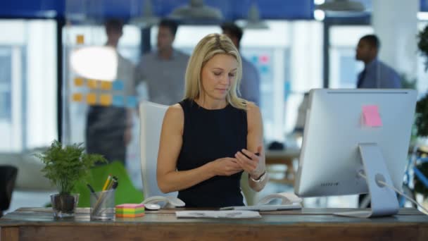 Kaukasische Zakenvrouw Praten Mobiele Telefoon Haar Bureau Moderne Kantoor Met — Stockvideo