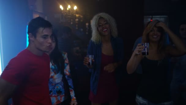 Gelukkig Partij Menigte Drinken Dansen Een Discotheek — Stockvideo