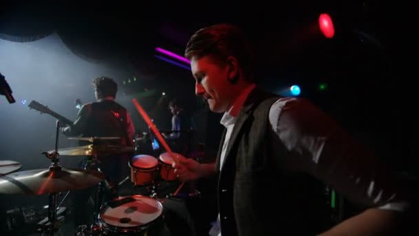 Banda Tocando Vivo Palco Vista Perto Baterista Bateria — Vídeo de Stock