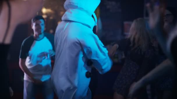 Смішний Космонавт Танцює Клубі Натовпом Дивитися — стокове відео